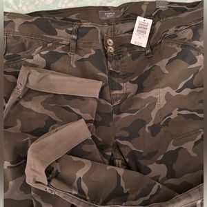 NWT TORRID SIZE 22 Crop CAMO Pants
